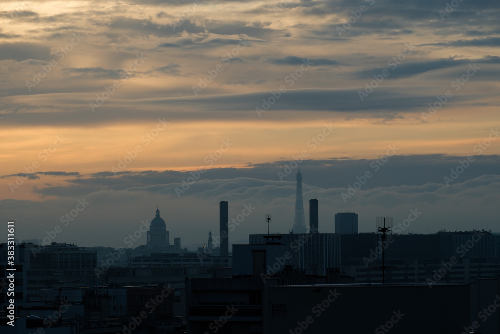 Coucher de soleil nuageux, Paris, tour Eiffel et Pantheon