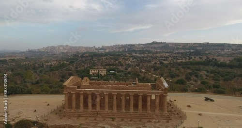 La Valle dei Templi è un parco archeologico della Sicilia caratterizzato dall'eccezionale stato di conservazione e da una serie di importanti templi dorici del periodo ellenico. photo