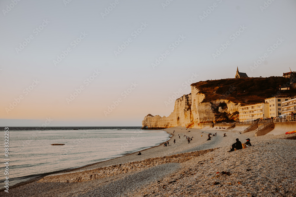 Die Küste von Étretat ein Seebad im Département Seine-Maritime in der Region Normandie Frankreich bekannt durch die steilen Felsklippen mit ihren außergewöhnlichen Felsformationen Die Küste von Étretat ein Seebad im Département Seine-Maritime in der Region Normandie Frankreich bekannt durch die steilen Felsklippen mit ihren außergewöhnlichen Felsformationen
