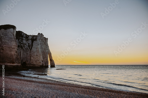 Bild auf Leinwand Die Küste von Étretat ein Seebad im Département Seine-Maritime in der Region Nor