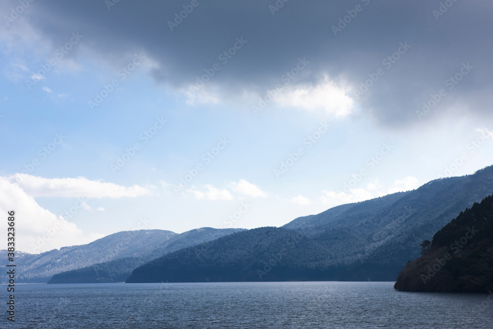 箱根の山と芦ノ湖