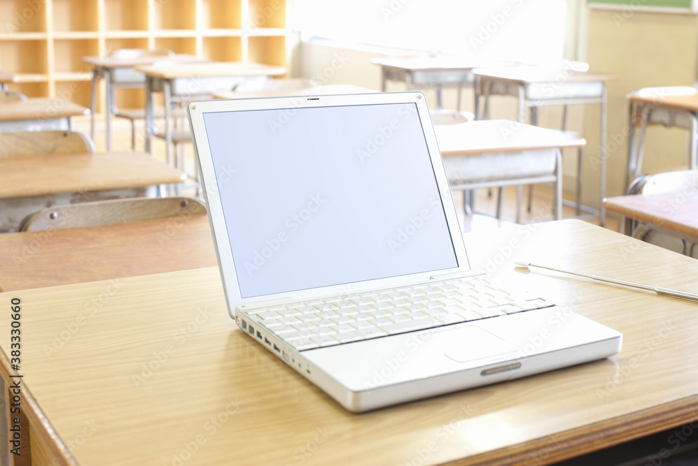 教壇の上のノートパソコン