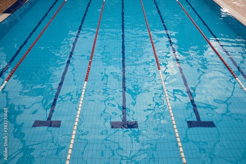 Canvas Print Swimming pool with empty lanes