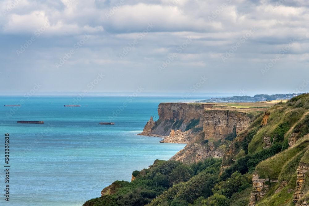 Fototapeta premium Steilküste mit leuchtend blauem Ozean