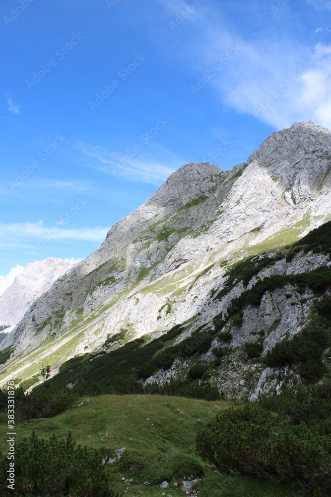 Obraz premium A beautiful alpine mountain panorama in the Austrian Alps close to Ehrwald
