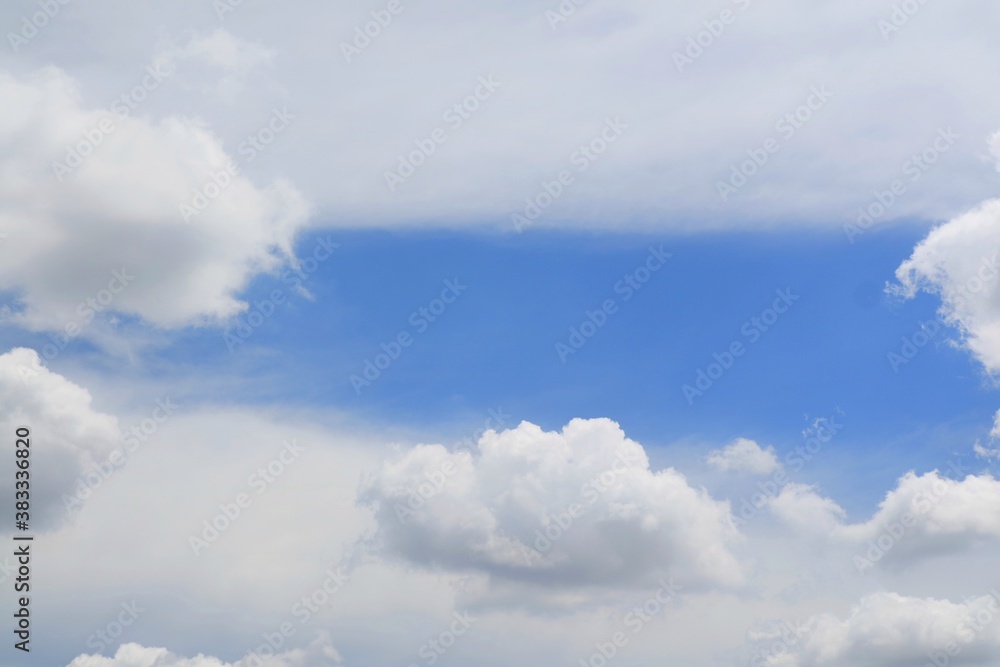 Naklejka premium Clear blue sky with white clouds in summer time. Nature background with copy space concept.