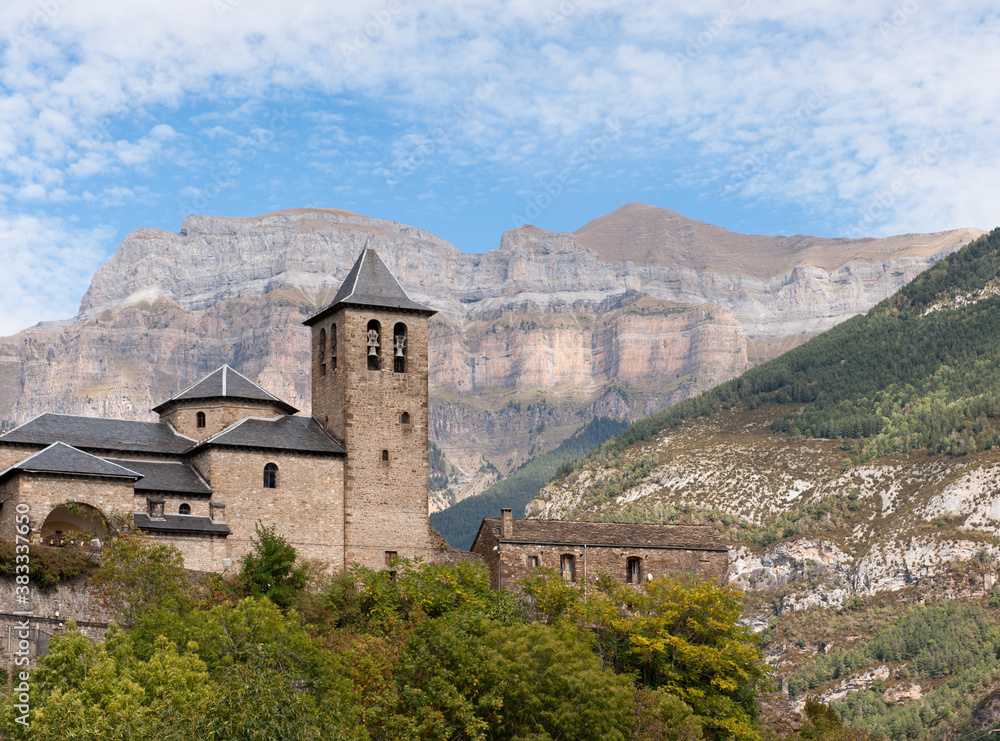 Iglesia de Torla (Pirineo Aragonés, Aragón, España)