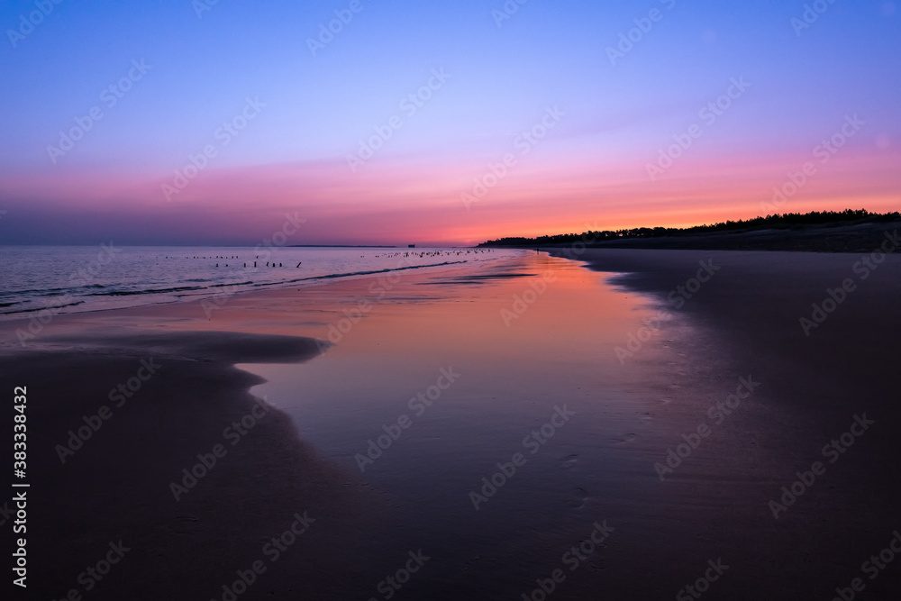 prächtiger Sonnenaufgang über dem Meer mit Küste