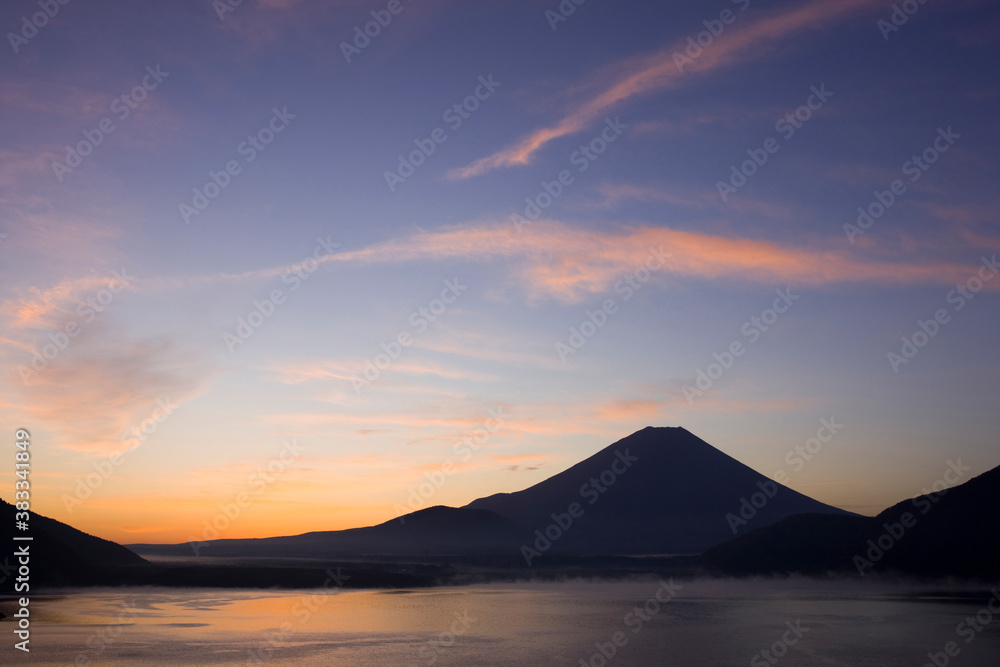 本栖湖と富士山