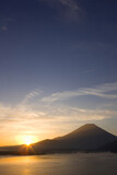 本栖湖と富士山と日の出