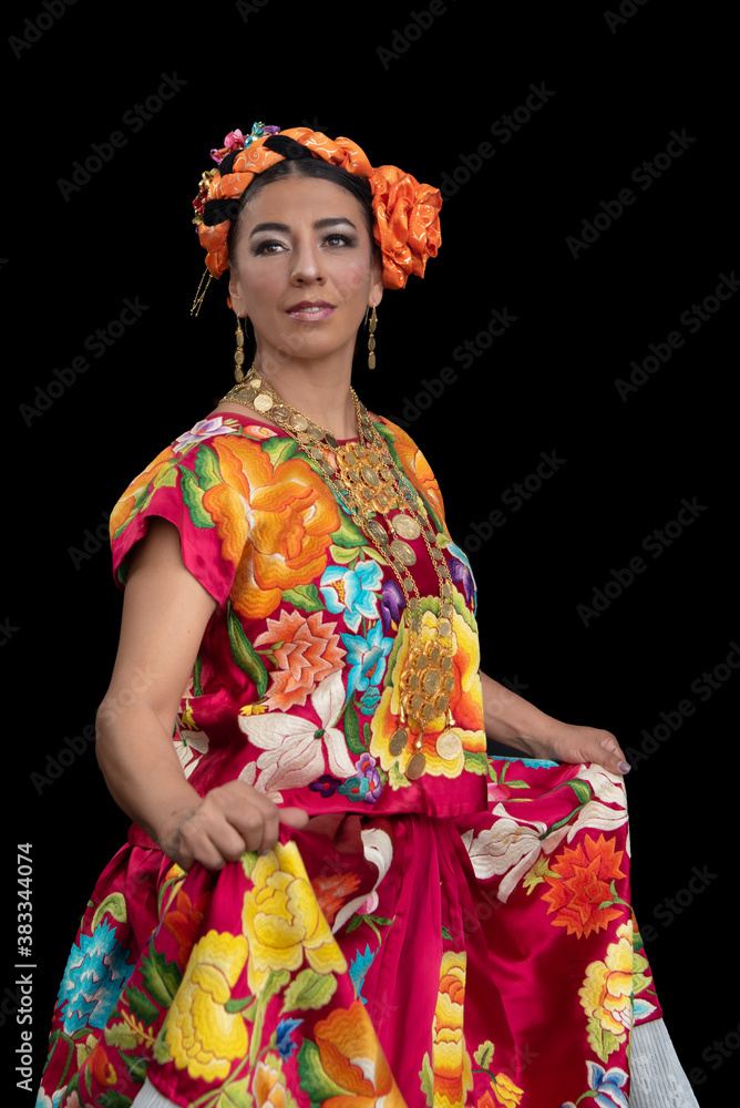 bailarina mexicanan de oaxaca mexico, usando traje de la region del istmo de tehuantepec, baila en la guelaguetza de, con fondo negro y un vestido bordado a mano, porta corazon de amor a mexico
