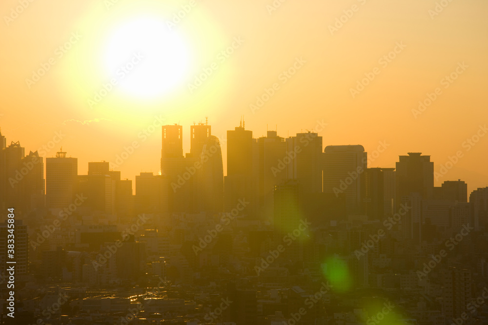 新宿高層ビル群と太陽