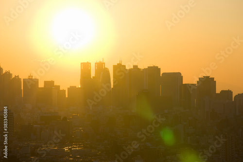 新宿高層ビル群と太陽