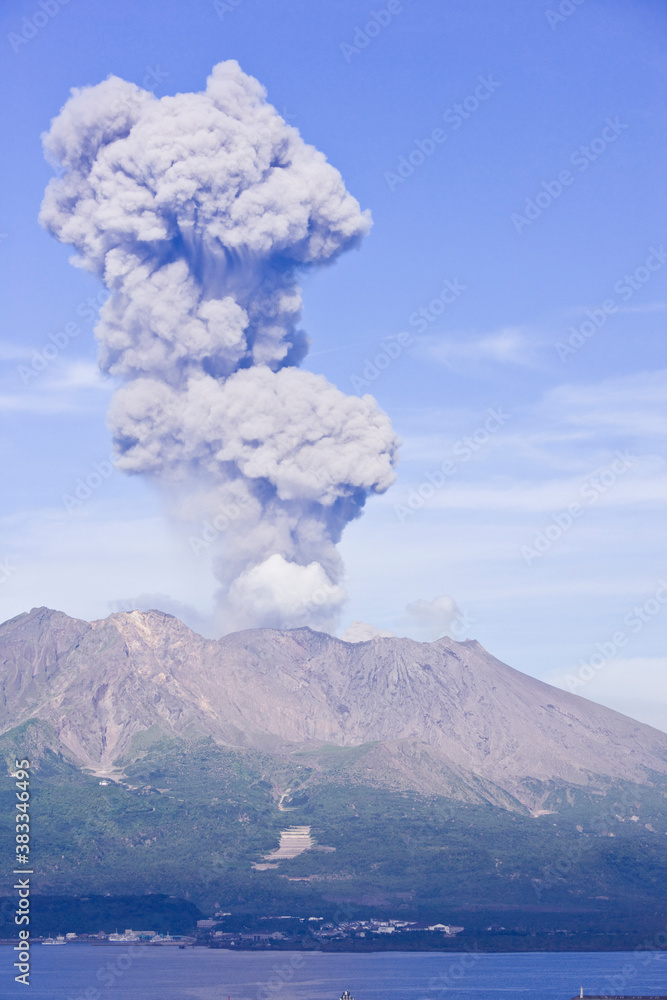 噴煙を上げる桜島
