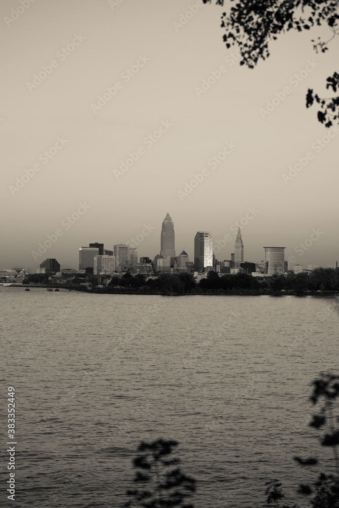 Fototapeta premium Cleveland Ohio skyline at sunset