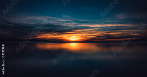 Der Weg ins Jenseits. Friedlicher, menschenleerer Sonnenuntergang an einem spiegelglatten See im Sommer. Meditation und Seelenfrieden in völliger Ruhe und Stille.