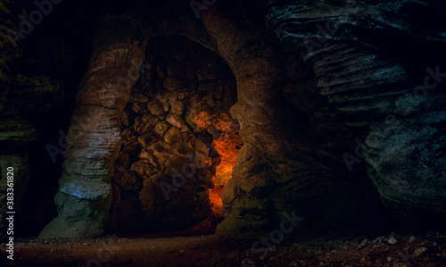 Menschenleere Tropfsteinhöhle im Untergrund eines stillgelegten Bergwerks bei gruseliger Stimmunng mit einer verdeckten Lichtquelle. Die Hölle von Golum in den Tiefen des Bergwerks. photo