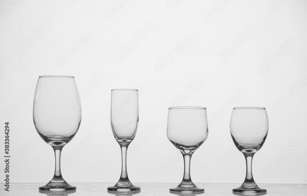 Cristalería de copas sobre fondo con iluminación en degrade Cristalería de copas sobre fondo con iluminación en degrade