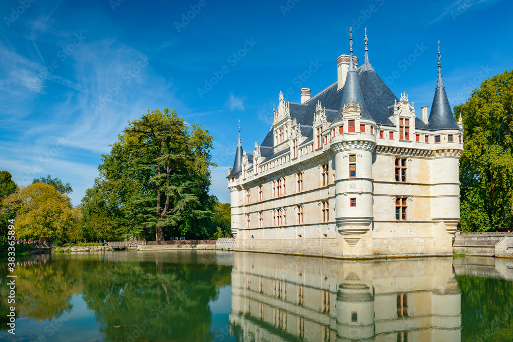 Castle Azay-le-Rideau in France at the lake - obrazy, fototapety, plakaty 