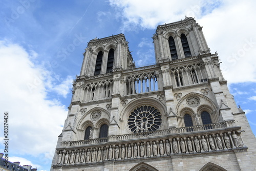 view of the front of the cathedral of notre dame © Sofia Cabaña Alvear