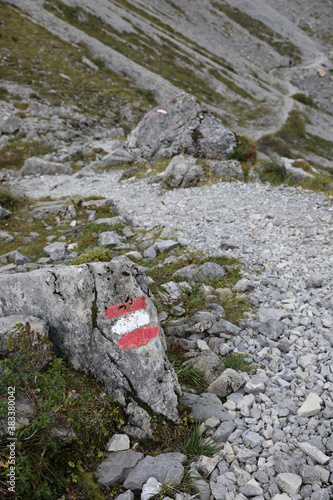 Wanderweg mit Markierung im Karwendelgebirge in Österreich / Tirol