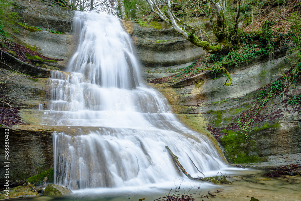 Obraz premium Waterfall in the middle of nature (Catalonia, Vallfogona de Ripolles, Spain)