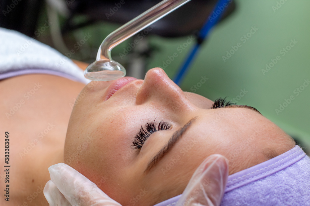Fotografie facial massage with high frequency and low strength alternating current