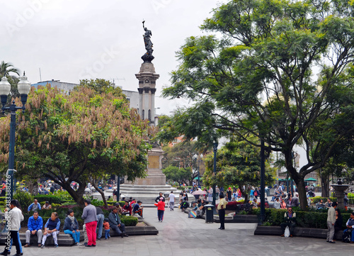 Obraz na płótnie Quito, Ecuador - Independence Statue in Plaza Grande w salonie