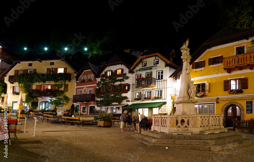 Marktplatz Hallstatt am Abend, Salzkammergut Österreich © Comofoto