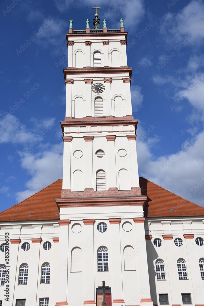 Am Marktplatz steht die evangelisch-lutherische Stadtkirche in Neustrelitz, Mecklenburg-Vorpommern.