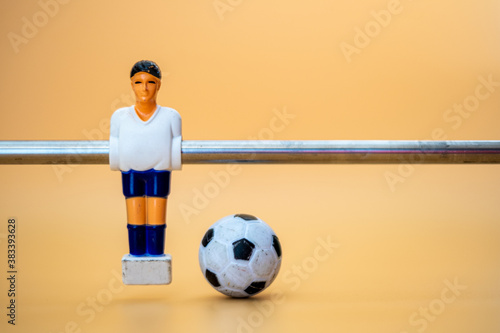 Fototapete Table football player on orange background