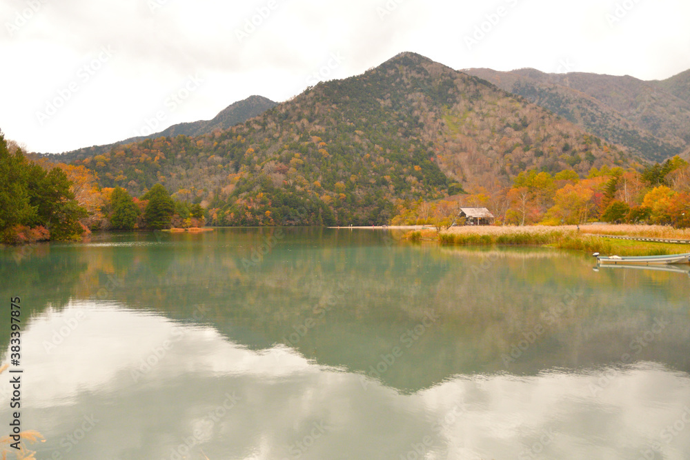 Fototapeta premium 奥日光湯元 湯ノ湖紅葉
