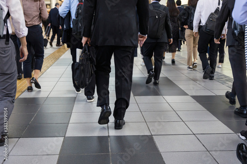 東京の通勤風景　ビジネスマンの足元 © paru