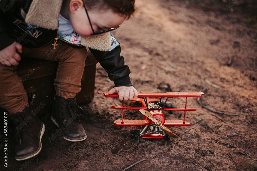 Obraz premium child playing on the ground