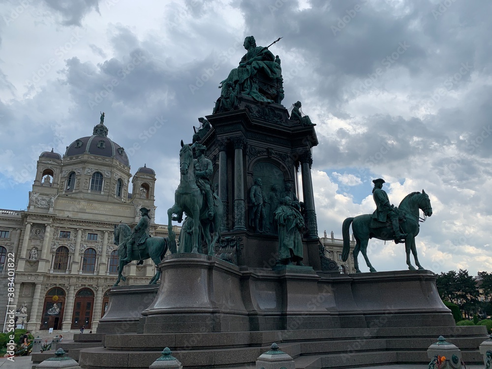 Fototapeta premium statue of monarch