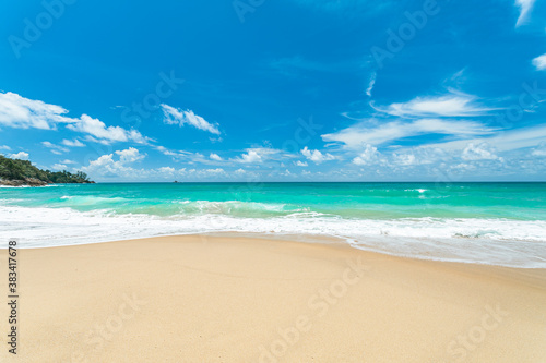 Fototapeta Naklejka Na Ścianę i Meble -  Beautiful sea on a sunny day of a tropical beach