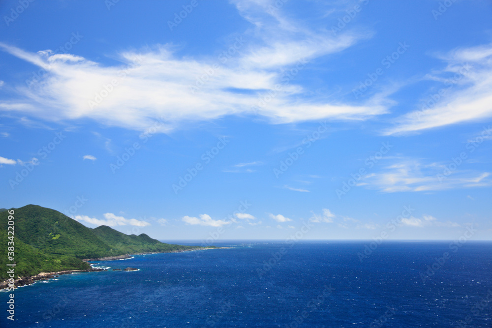 屋久島の海と山と青空