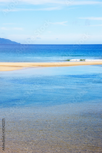 海と砂浜 © Paylessimages