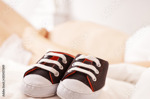 Babybauch mit Schuhen