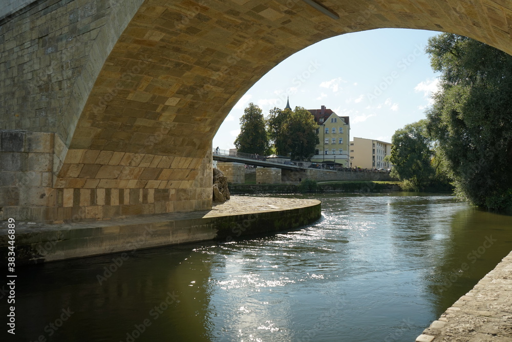 Fototapeta premium Blick durch den Brückenbogen in Regensburg