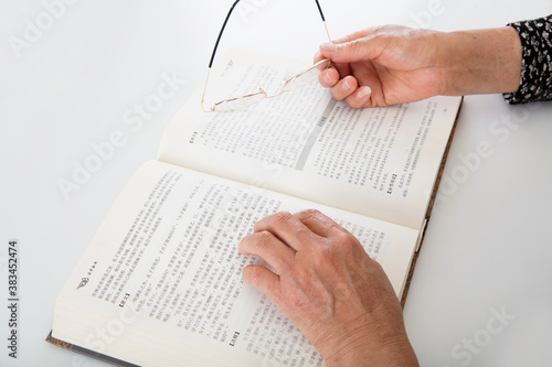 Картината върху платно The elderly are flipping through the book to read and reeducate