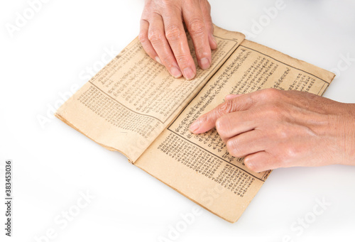 Canvastavla The old man is flipping through an old yellowed book