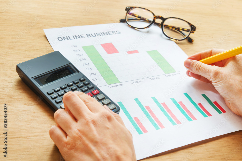 Obraz premium Young business busy working, entrepreneur analyzing financial information as graphics