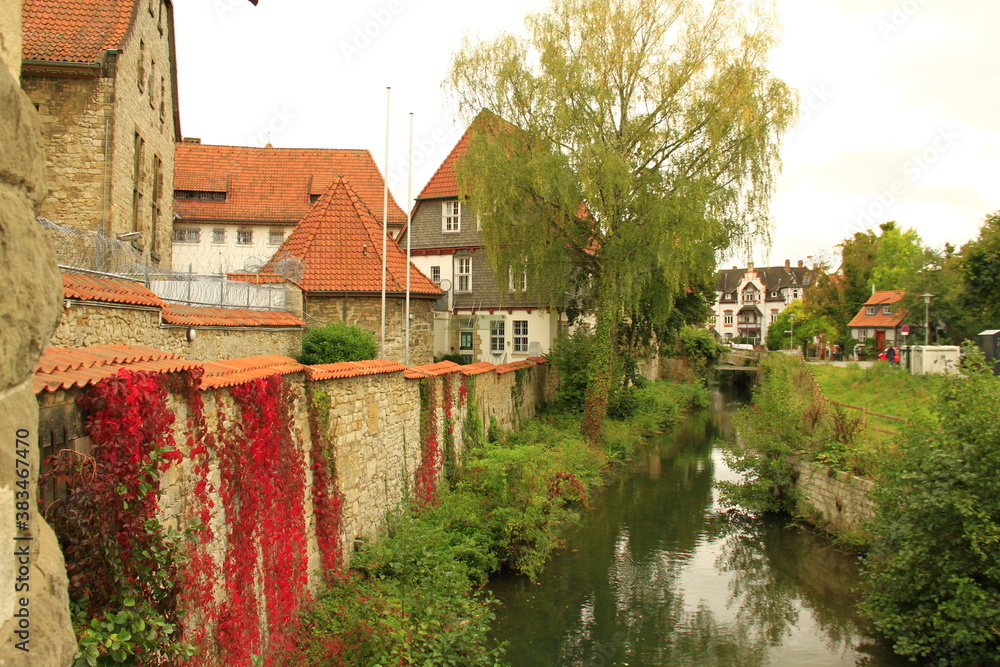 Obraz premium canal in the village,wasser, haus, fluss, see, architektur, landschaft, bauwerk, burg, natur, bäuerlich, alt, himmel, europa, dorf, herbst, blau, sommer, baum, anreisen, baum, kanal, fräsen, schön, gr