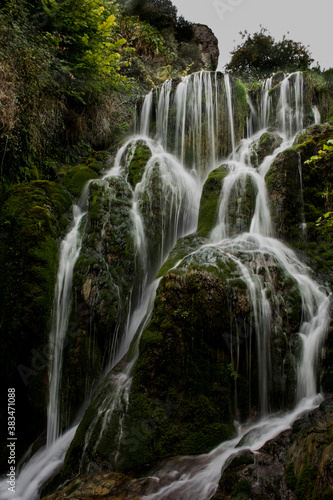 Bonita cascada en un pueblo de Burgos