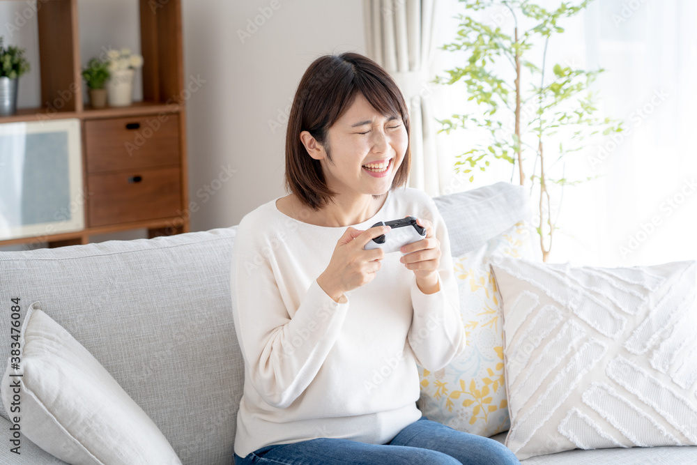 家でゲームをするアジア人女性 家でゲームをするアジア人女性