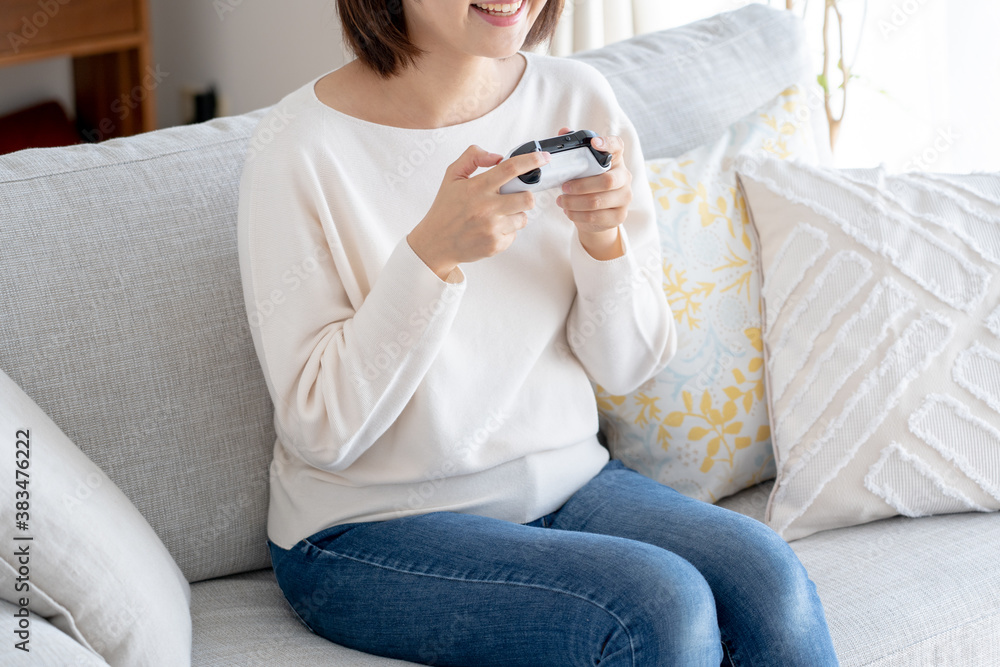 家でゲームをするアジア人女性 家でゲームをするアジア人女性
