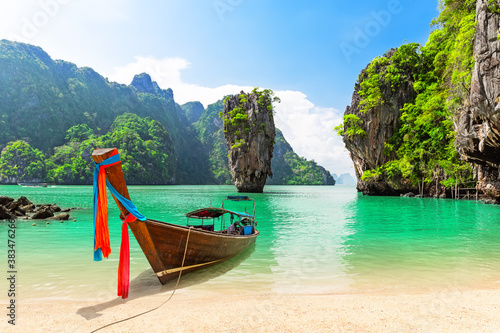 Canvas Print Travel photo of James Bond island with thai traditional wooden longtail boat and beautiful sand beach in Phang Nga bay, Thailand
