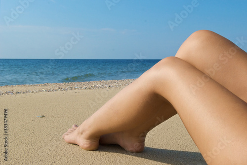 Εκτύπωση καμβά Female legs on the background of the sea shore