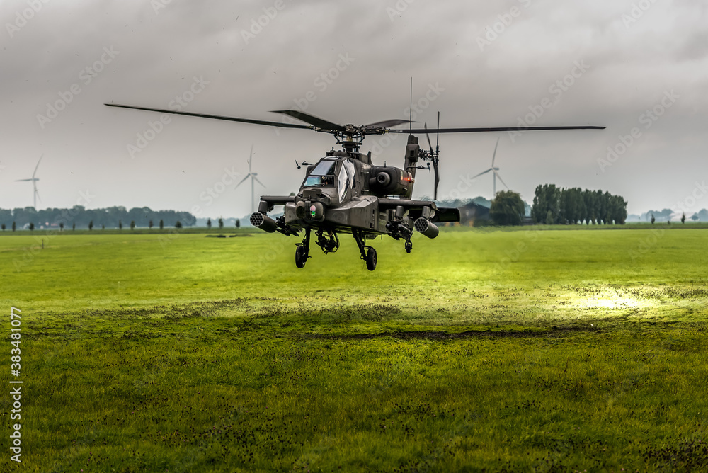 Op de Elburgerweg was een Apache-helikopter geland met problemen. Op de Elburgerweg was een Apache-helikopter geland met problemen.